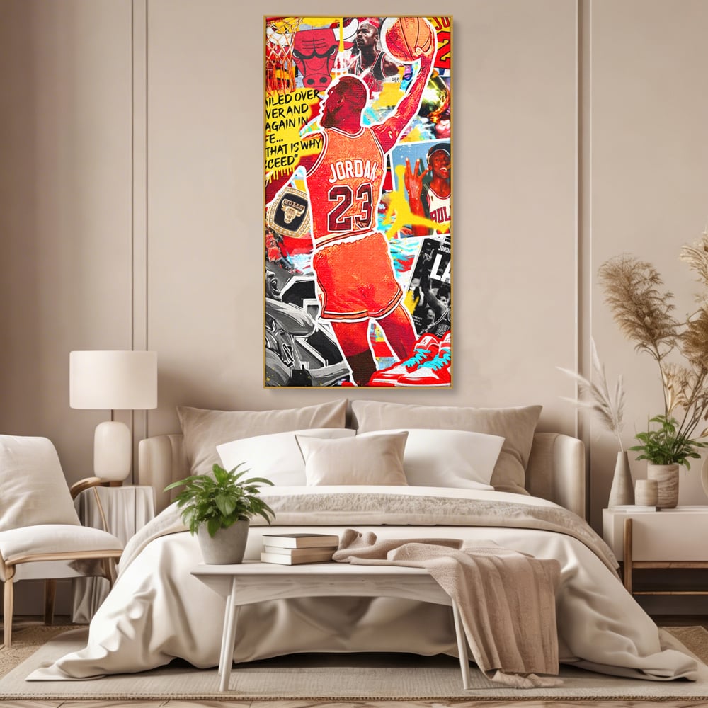 Tablou canvas cu tablou canvas cu michael jordan in actiune, in rama de aluminiu auriu, pe perete intr-un dormitor